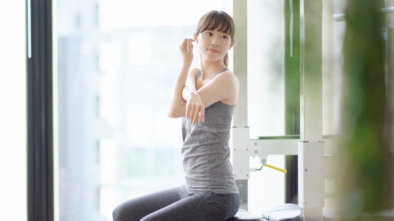 ジムでトレーニングしている女性