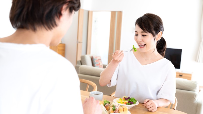 健康的な食事をする男女