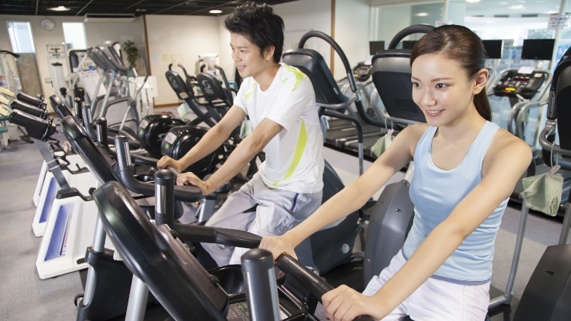 trainingをしている男女