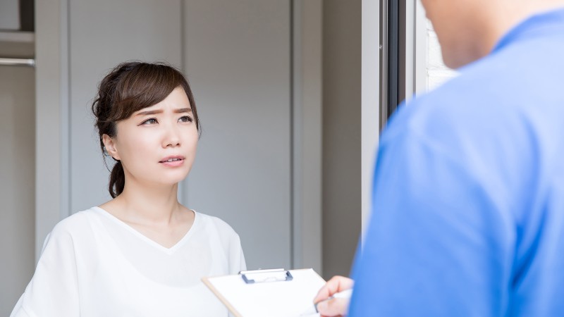 主婦と対応の悪い作業員
