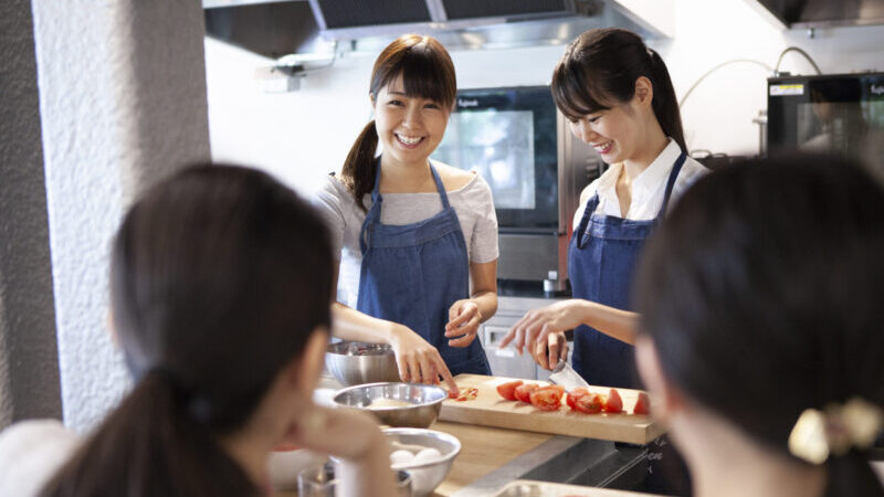 料理教室をうける女性