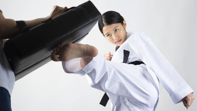 武道をする女性