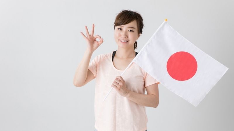 日本の国旗をもった女性