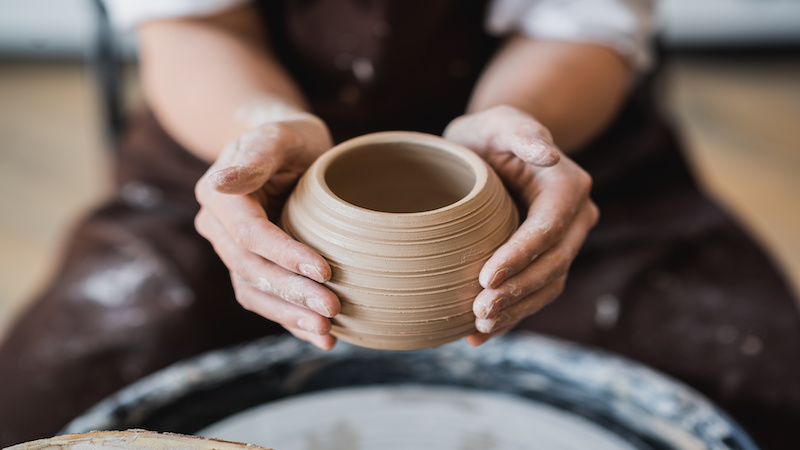 陶芸で器を作る人