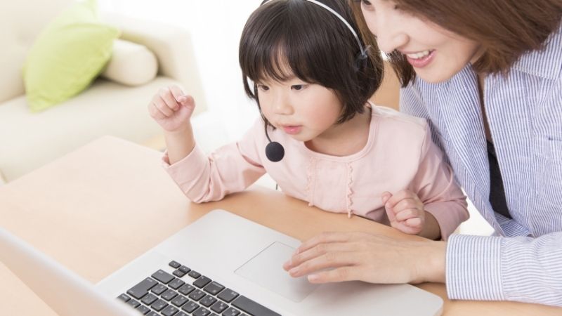 親と一緒にオンライン英会話をうける子供